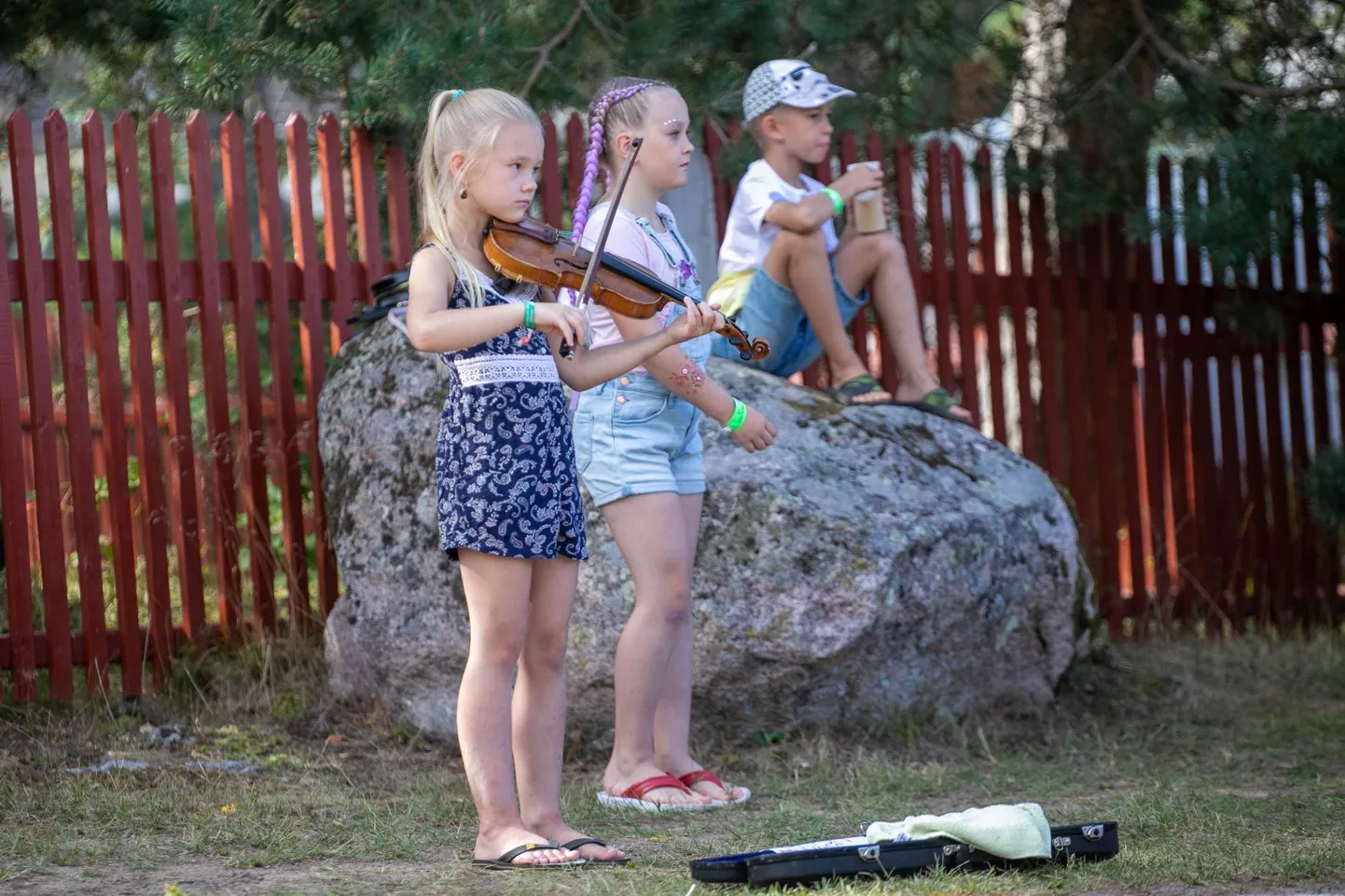 Noored tänavamuusikud musitseerivad Viru Folgil.