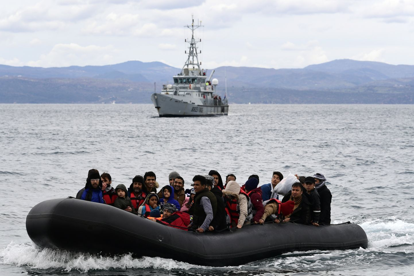 Kreekale kuuluvale Lesbose saarele saabuud migrantide rühm ja Frontexi laev.