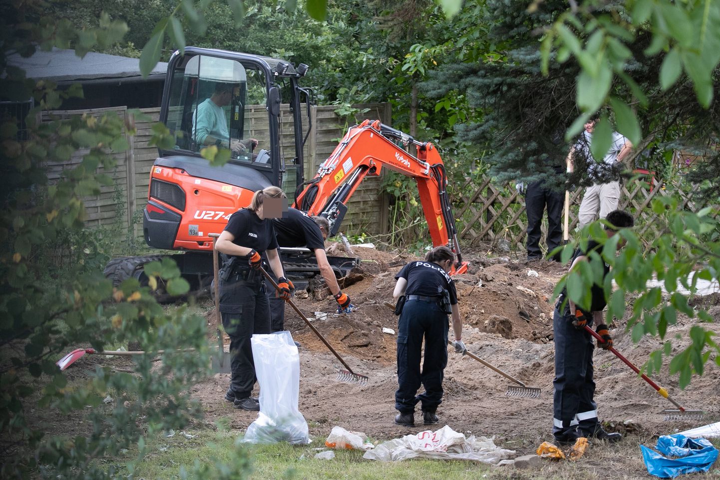 Saksa politsei alustas Madeleine McCanni juhtumi uurimise raames täna hommikul ühe Hannoveri lähedase aiamaa läbi kaevamist, kasutades selleks ka ekskavaatorit.