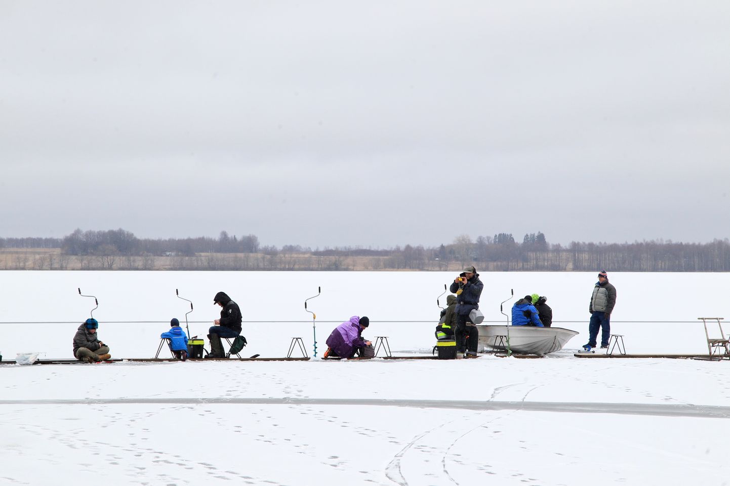 Keelu alt jäeti esialgu välja Tartumaal Saadjärv, kus püsivad head jääolud ja on suur avalik huvi säilitada tipp- ja harrastusspordi taseme jääpurjetajate treeninguvõimalused.