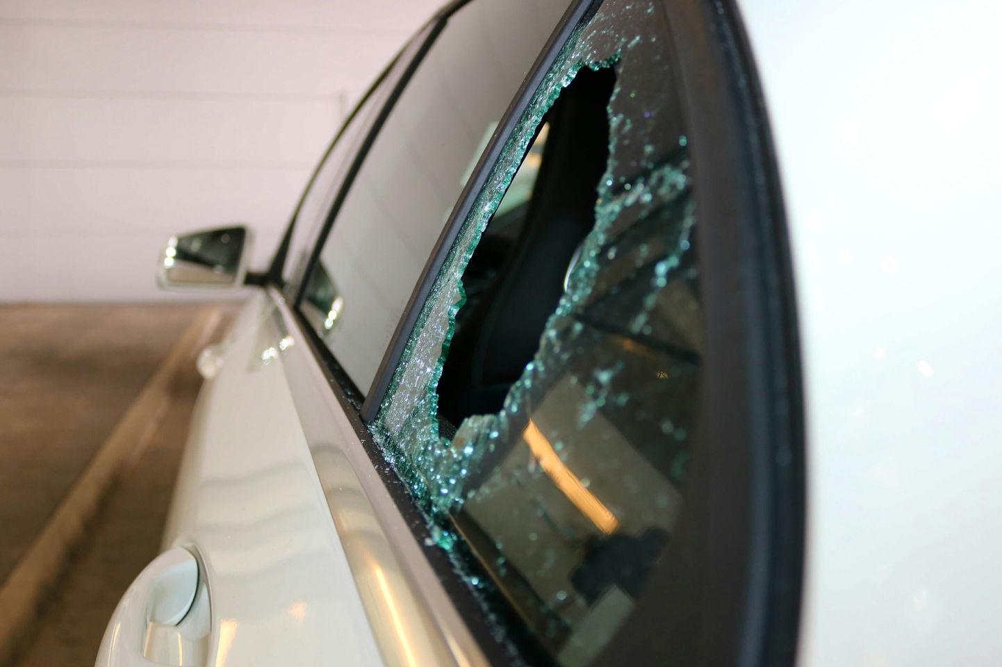 Zādzība no automašīnas, kurai izsists stikls