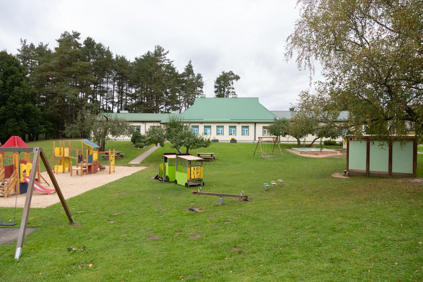 Viiratsi lasteaia mänguväljak on sel suvel esimest korda lühikest aega avatud lastele, kel on vanust kuni seitse aastat.