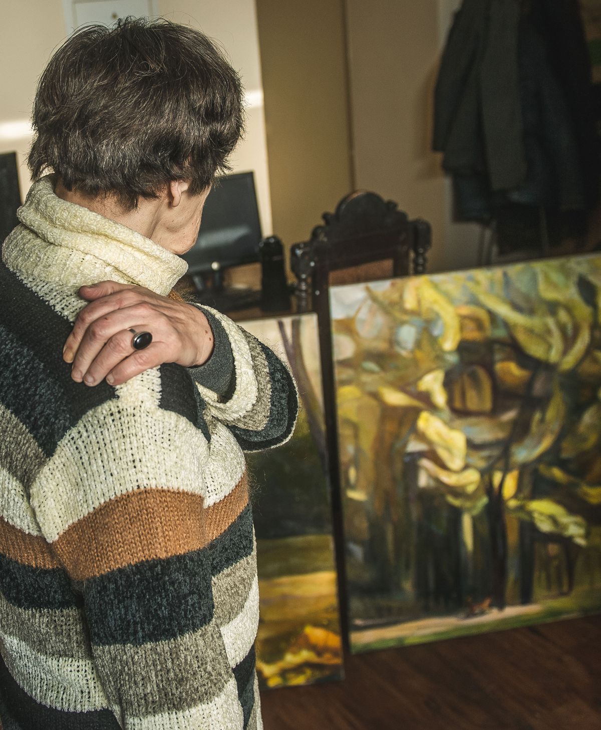 Biruta Delle pieskaras sāpošajam plecam - gleznotāja profesionālā trauma