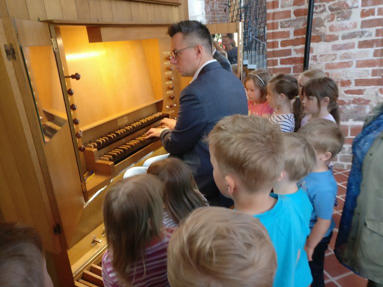 Täna hommikul sisustas Krzysztof Urbaniak ka Jaani kiriku barokiminutid, mis mõeldud lastele.