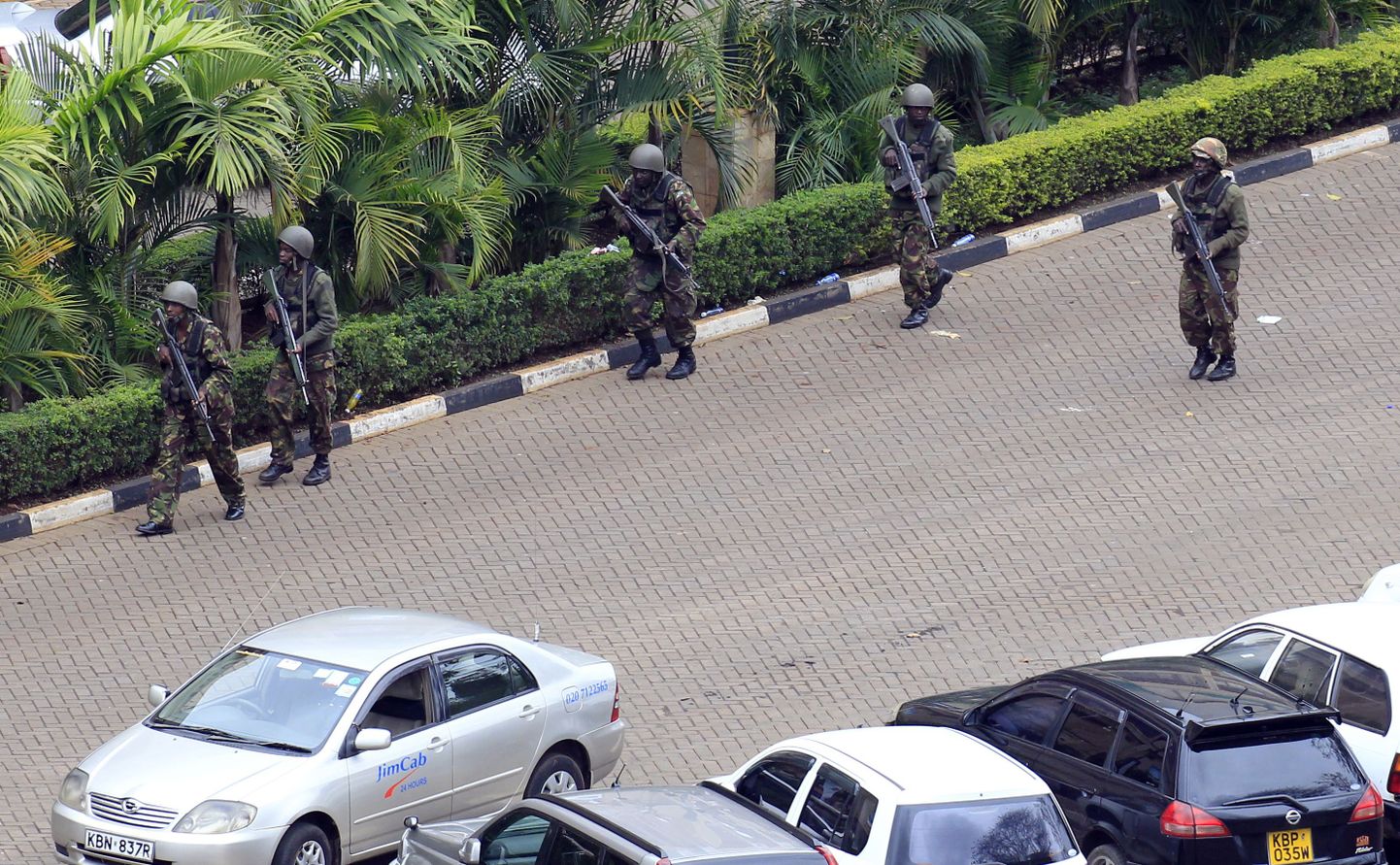 Kenya kaitsejõudude sõdurid oma positsioonidel Westgate'i ostukeskuse juures kriisi neljandal päeval.