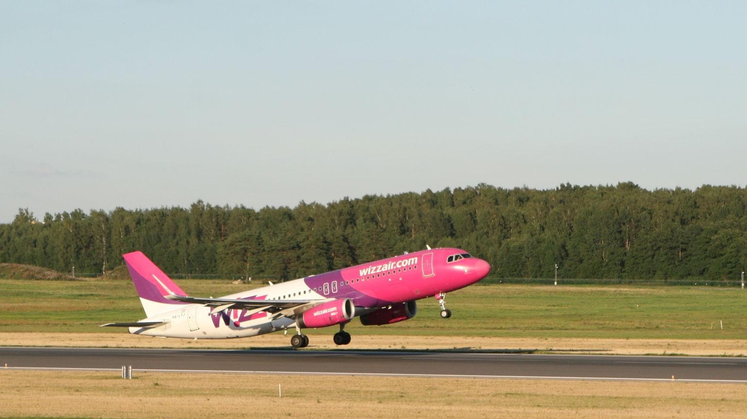 24 koroonapositiivset reisijat saabusid Soome Wizz Airi lennukiga.