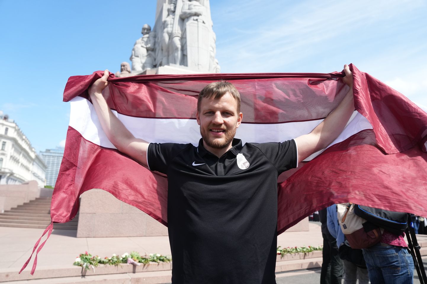 Latvijas hokeja izlases spēlētājs Ralfs Freibergs pie Brīvības pieminekļa, kur notiek bronzas medaļas Pasaules čempionātā hokejā izcīnījušās Latvijas hokeja izlases tikšanās ar līdzjutējiem.