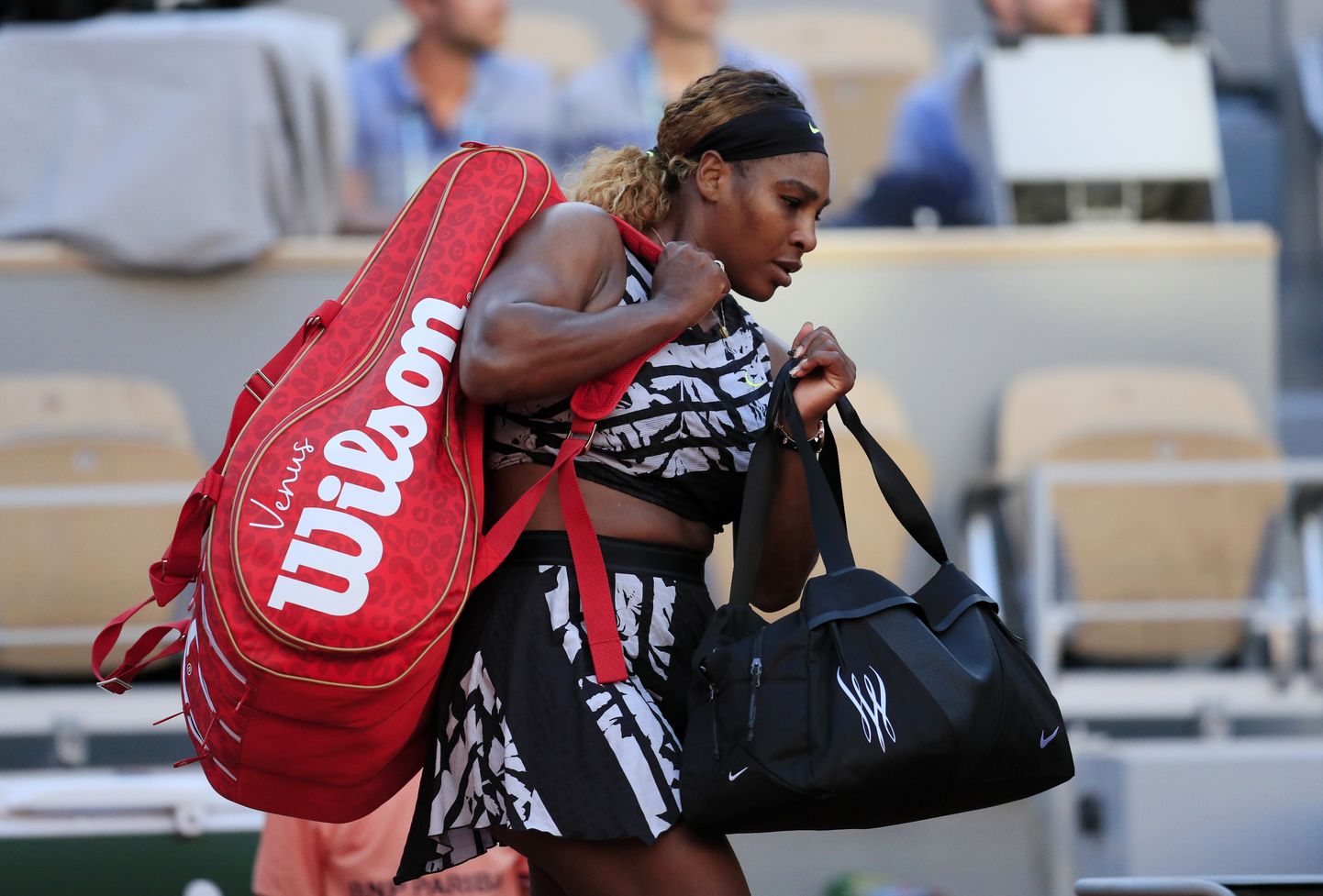 Pettunud Serena Williams peab reketid pakkima.