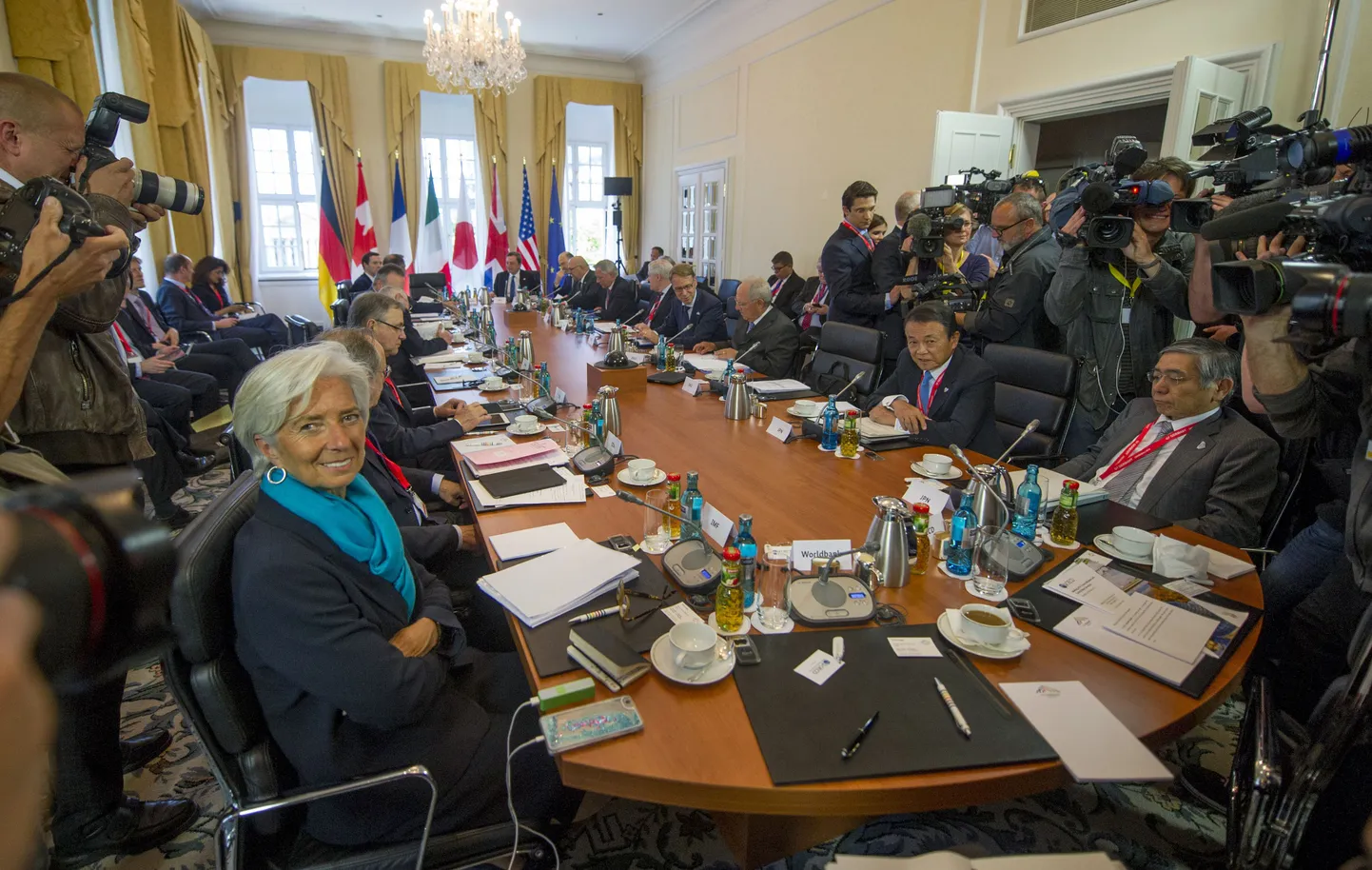 IMFi juht Christine Lagarde (vasakul) naeratab fotograafidele hetk enne G7 rahandusministrite ja keskpanga juhtide koosoleku algust Dresdeni lossis Saksamaal.