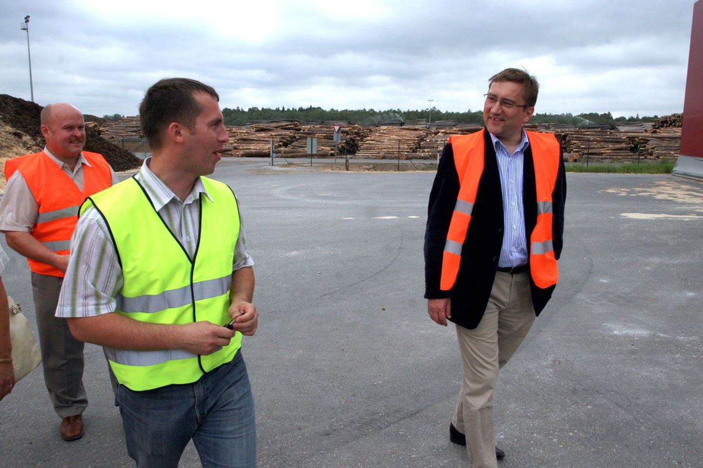 2007. aasta juulis Imavere saeveskit külastanud majandusminister Juhan Parts (paremal) märkis, et siinsed ettevõtted oskavad hästi ära kasutada oma strateegilist asukohta. Uue graanulitehase asukohta Imaveres hindavad ka Stora Enso juhid.