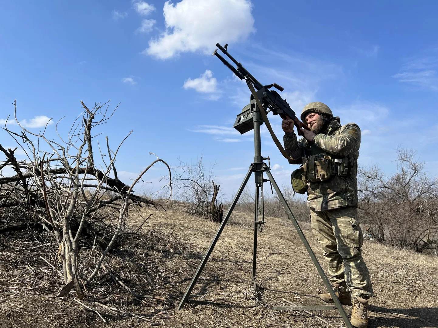 Ukraina 80. dessantbrigaadi õhutõrjeüksuse sõduri Juri (35) otsib kuulipildujaga taevast Vene droone. Foto tehtud Bahmuti suunal Tšassiv Jari linna lähedal.