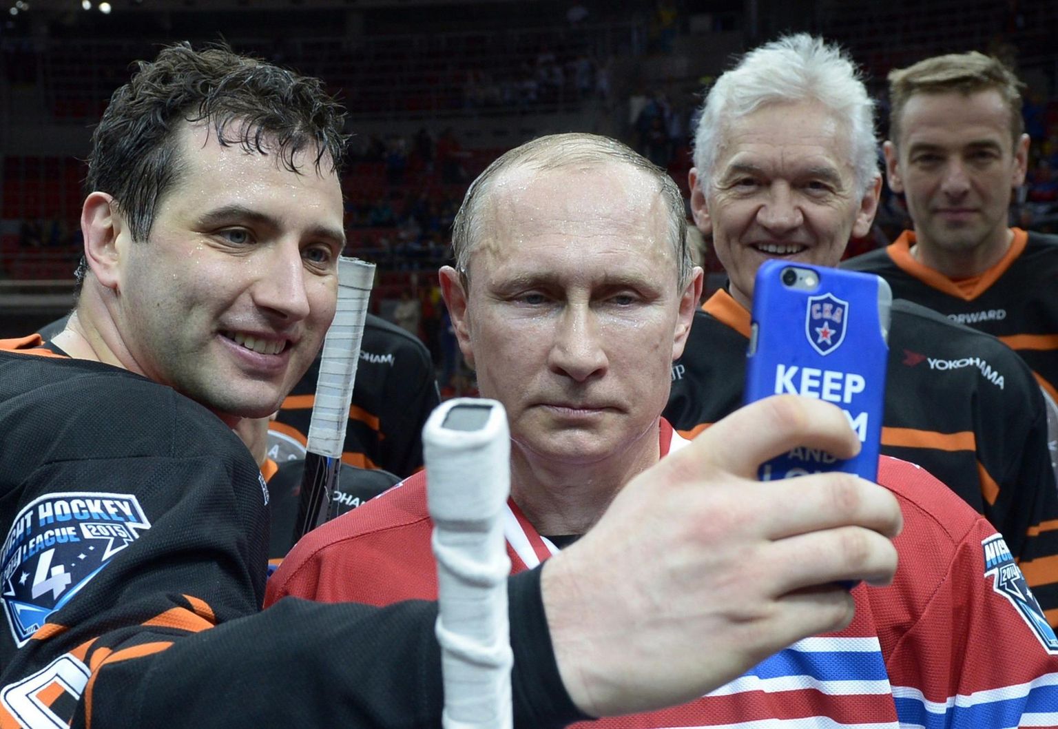 Roman Rotenberg (vasakul) Peterburi hokiklubis koos Vladimir Putiniga selvefotot tegemas. Taamal Gennadi Timtšenko.