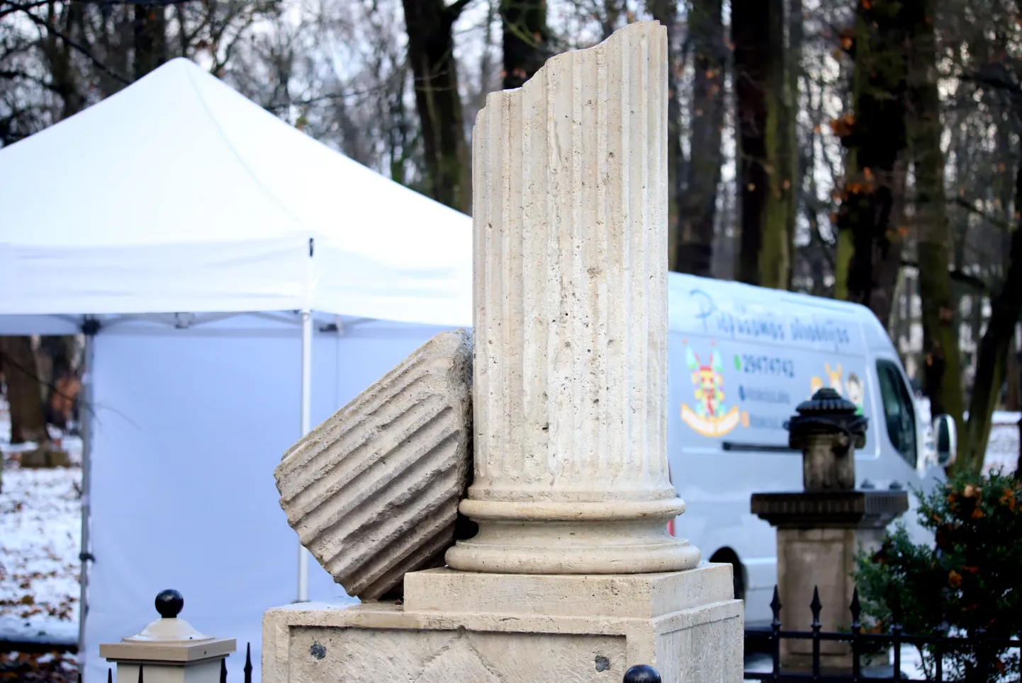 Restaurētie Vērmaņu dzimtas pieminekļi Lielajos kapos, kuru rekonstrukcija tika uzsākta 2022.gada septembrī.