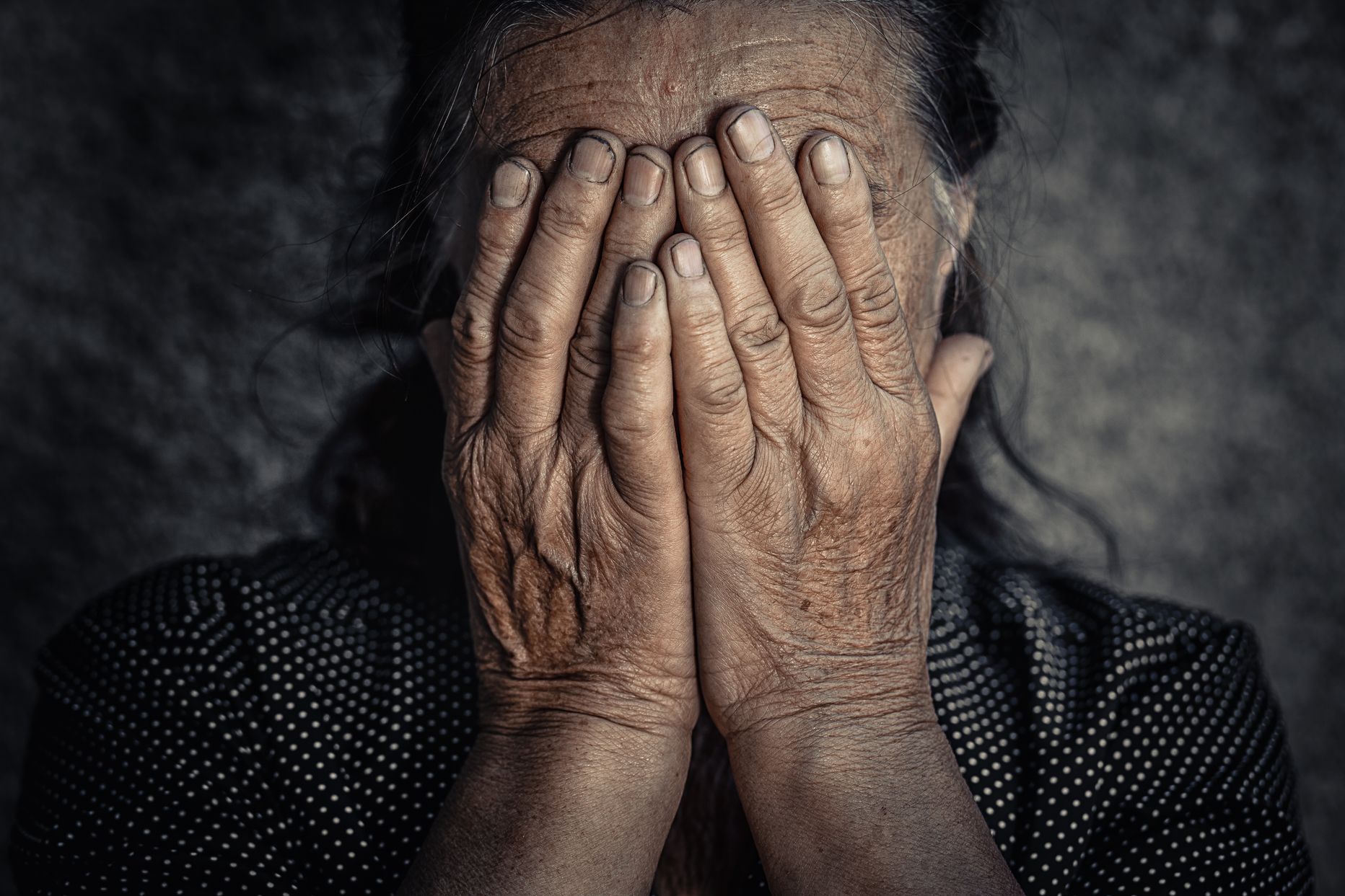 Пенсионерка страдает. Стресс у пожилых. Пожилая женщина стресс. Стресс у пожилого человека. Несчастная бабушка.