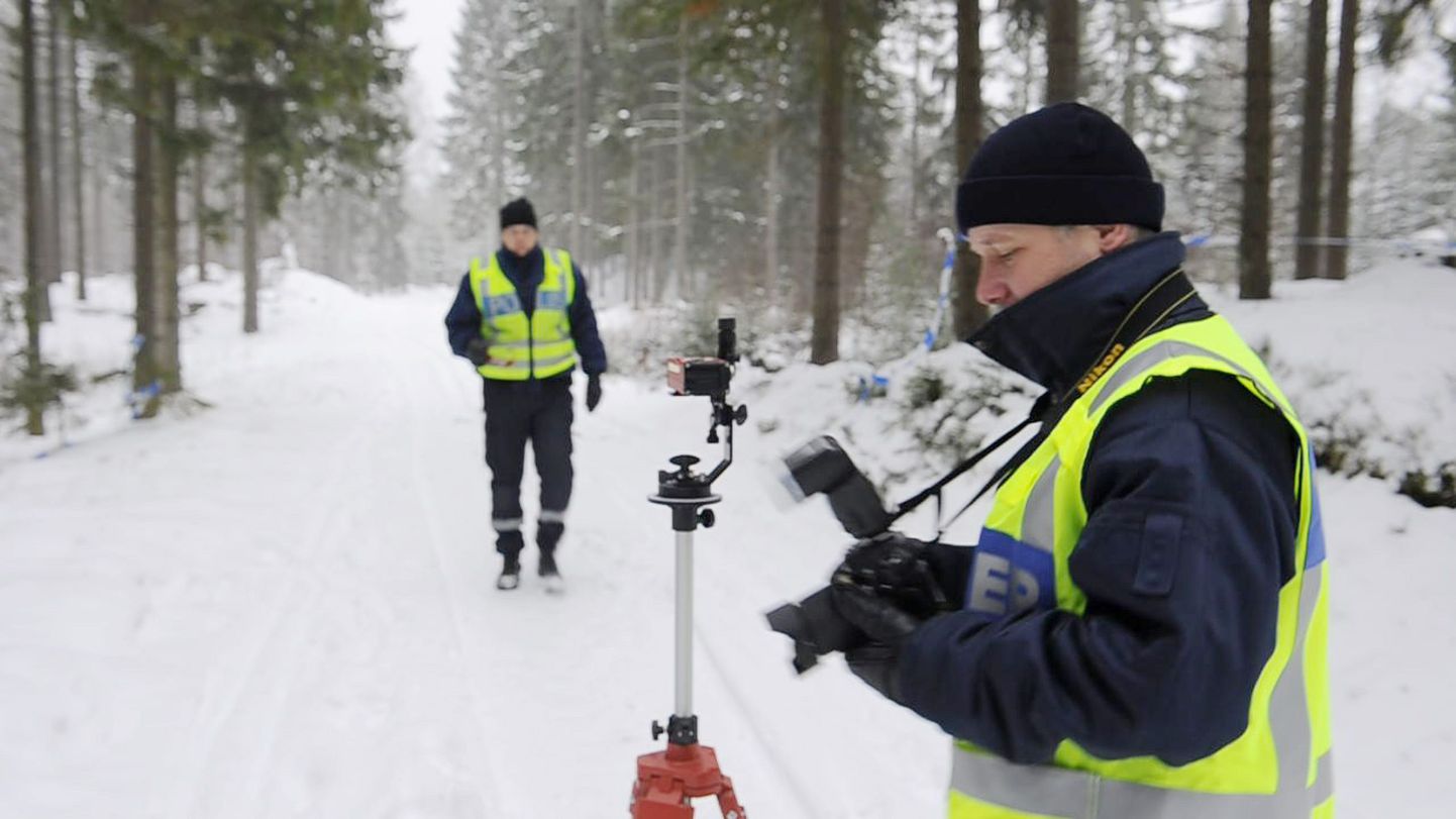 Rootsi politseinikud lumises metsas Ljungby lähistel, kus jahimees tabas lisaks põdrale ka suusatajat.