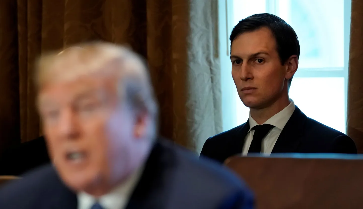 Esiplaanil Donald Trump, taustal tema väimees Jared Kushner.