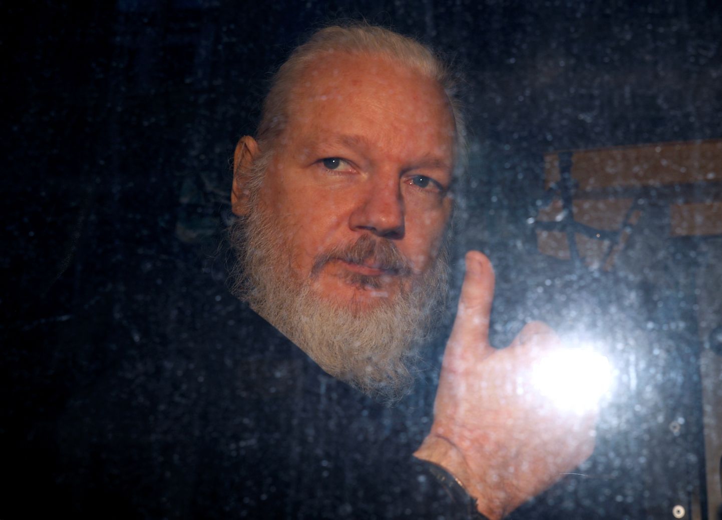 Julian Assange eile Londoni politseijaoskonna poole sõitmas.