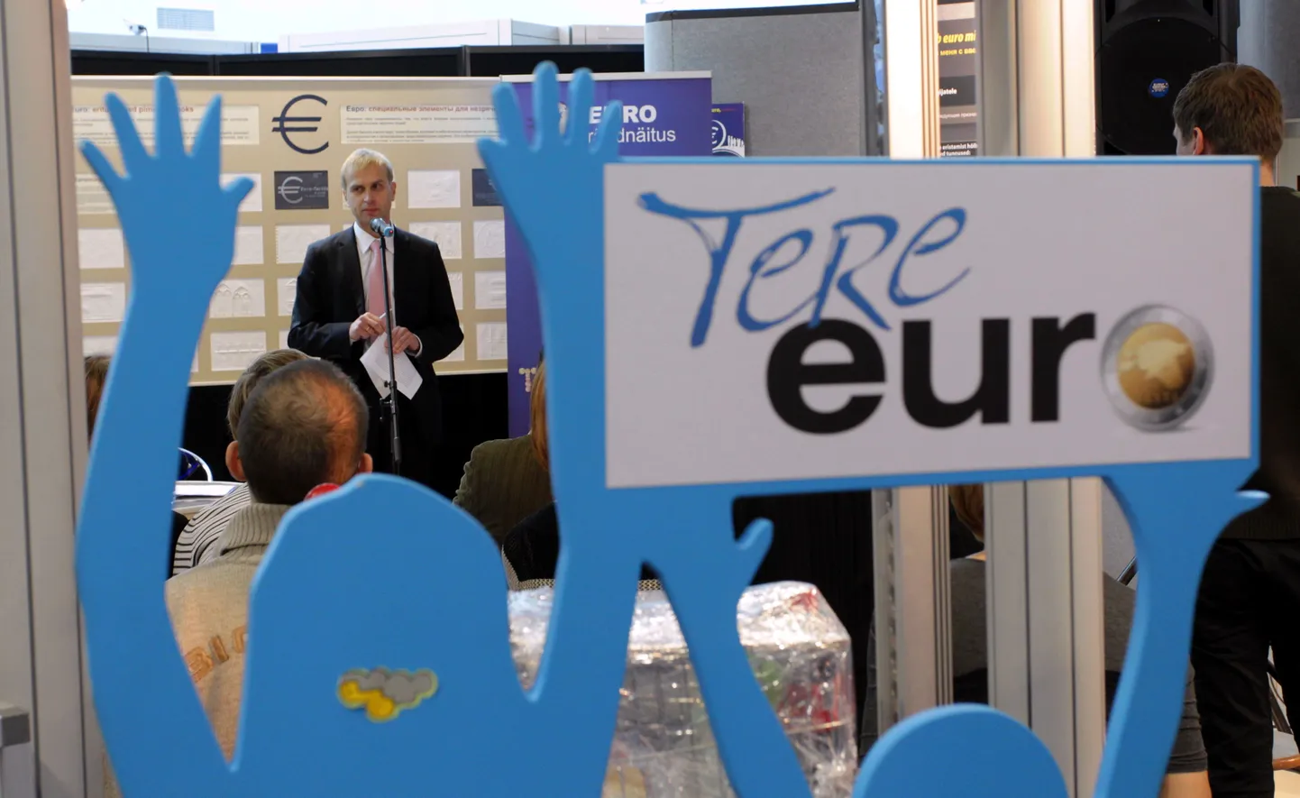 Euroväitlust Tallinnas Ahhaa-keskuses ümbritses temaatiline näitus. Taamal esineb Eesti Panga asepresident Märten Ross.