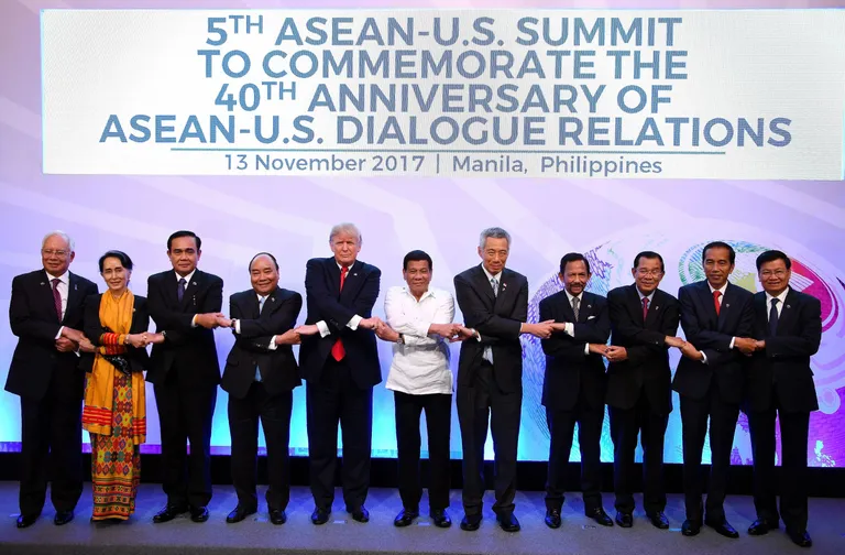 Riigijuhid Manilas ASEANi riikide tippkohtumisel ristkätlemas