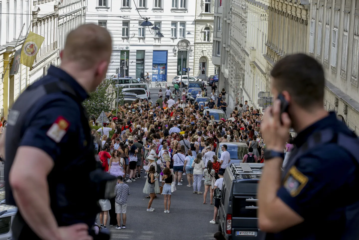 Austria politseinikud jälgivad Taylor Swifti fänne, kes pärast kontsertide tühistamist kogunevad Viini tänaval.