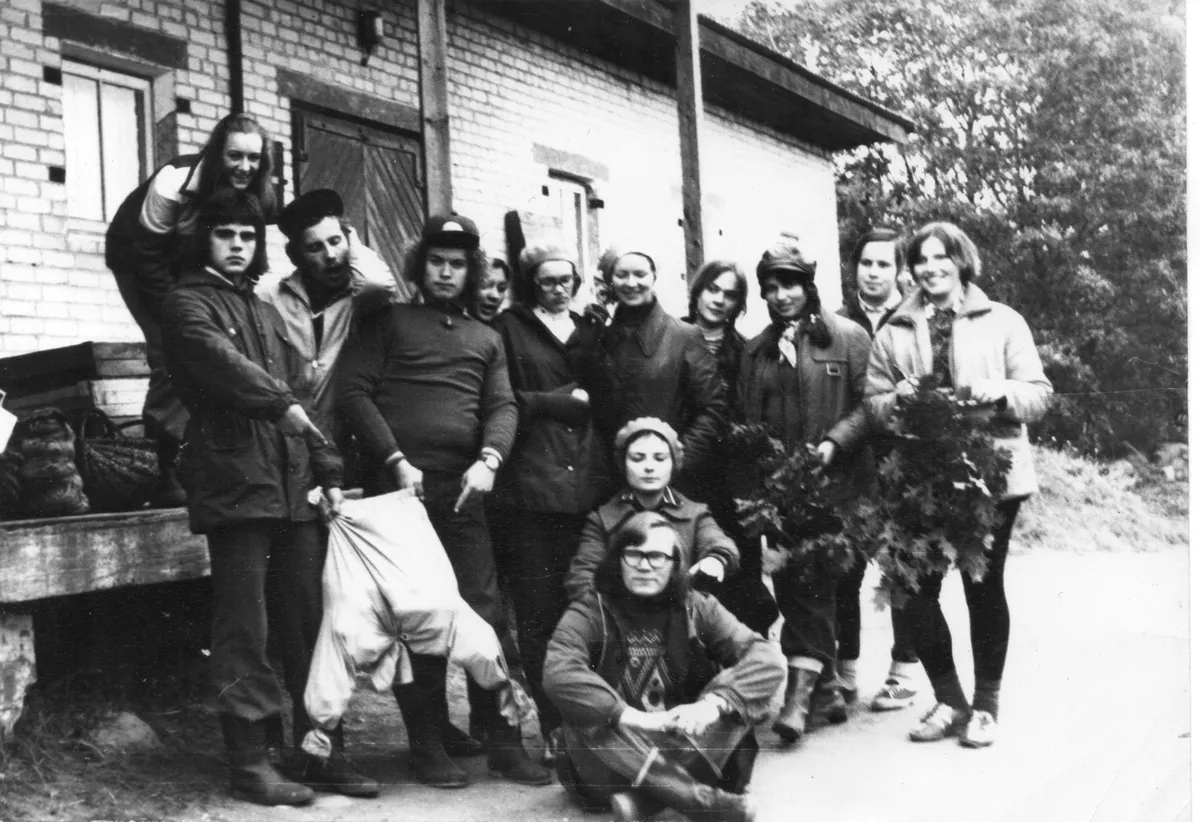 1976. aastal alustanud ajakirjanike kursus sügistöödel kolhoosis.
