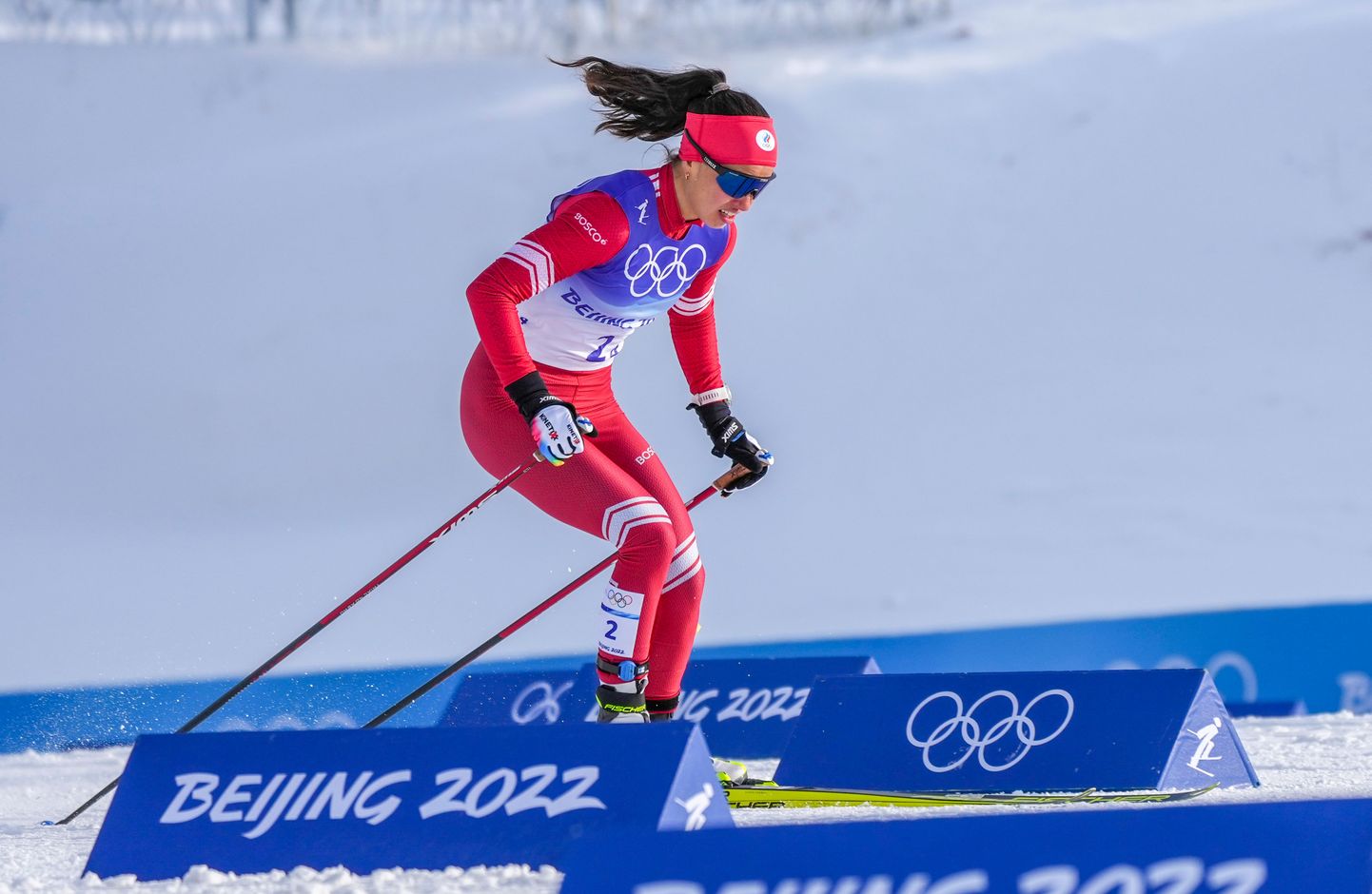 Venemaa olümpiakomitee murdmaasuusataja Veronika Stepanova võistlemas Pekingi taliolümpiamängudel naiste neli korda viis kilomeetrit teatesõidus