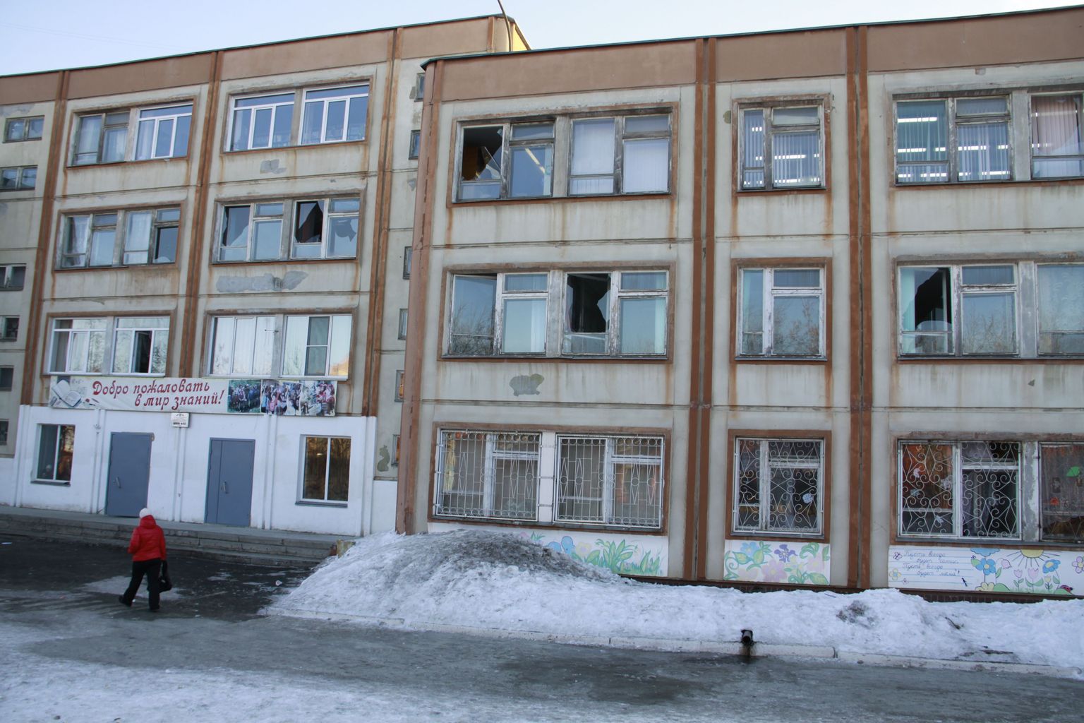 Purunenud akendega koolimaja Tšeljabinskis.