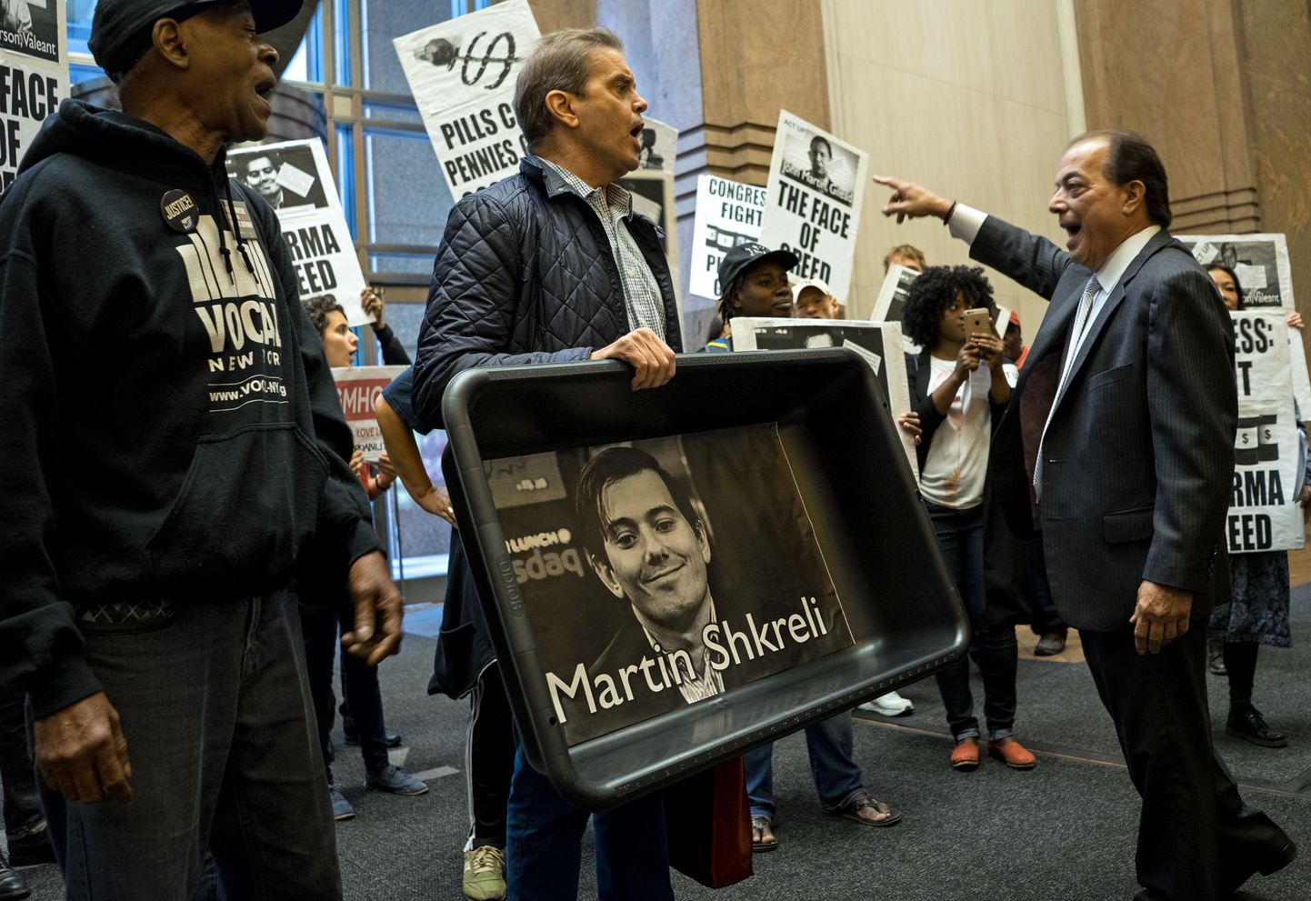 AIDSiaktvisitid elutähtsate ravimite hindade eest võitlemas. Kassi liivakastis on Martin Shkreli pilt. 

FILE - In this Thursday, Oct. 1, 2015, file photo, carrying an image of Turing Pharmaceuticals CEO Martin Shkreli in a makeshift cat litter pan, AIDS activists and others are asked to leave the lobby of 1177 6th Ave. in New York, during a protest highlighting pharmaceutical drug pricing. A Senate committee tasked with protecting seniors launched an investigation Wednesday, Nov. 4, 2015, into drug price hikes by Turing, Valeant Pharmaceuticals, Retrophin Inc. and Rodelis Therapeutics, responding to public anxiety over rising prices for critical medicines. (AP Photo/Craig Ruttle, File)