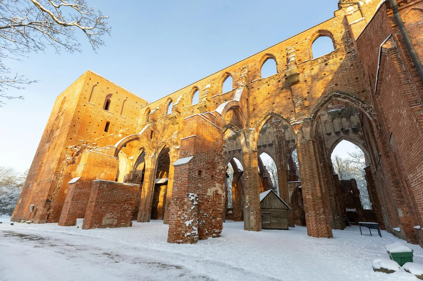 10. jaanuaril 1525 langes Tartus pildirüüste ohvriks toomkirik. Reformatsiooni järel hakkas see lagunema ning Liivi sõjas laastasid seda aastal 1558 omakorda venelased.