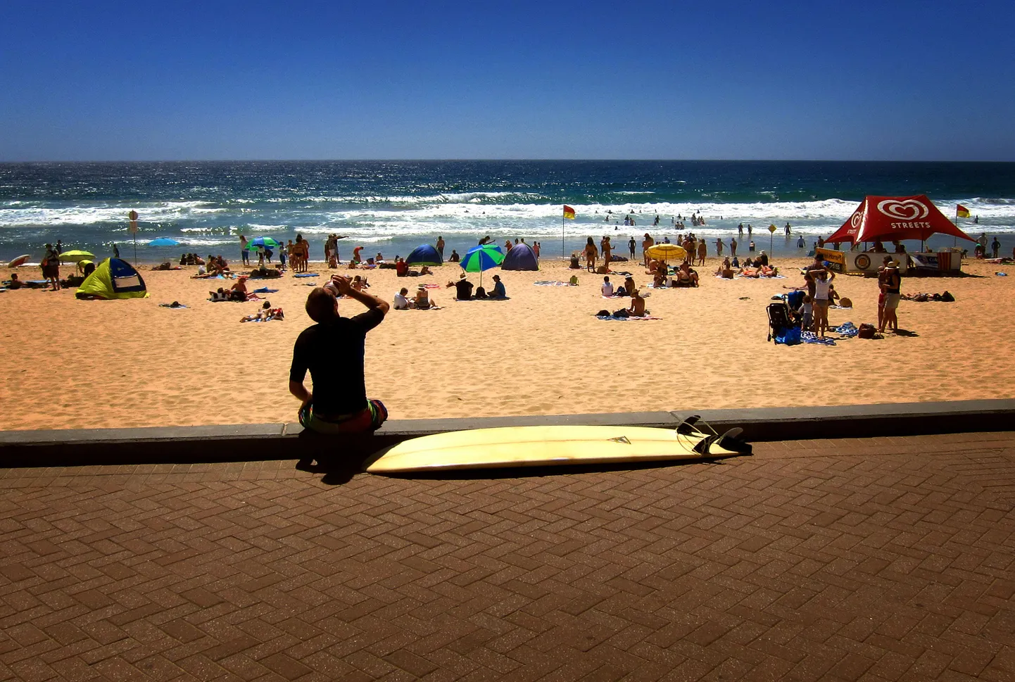 Puhkajad Sydneys Manly rannas.