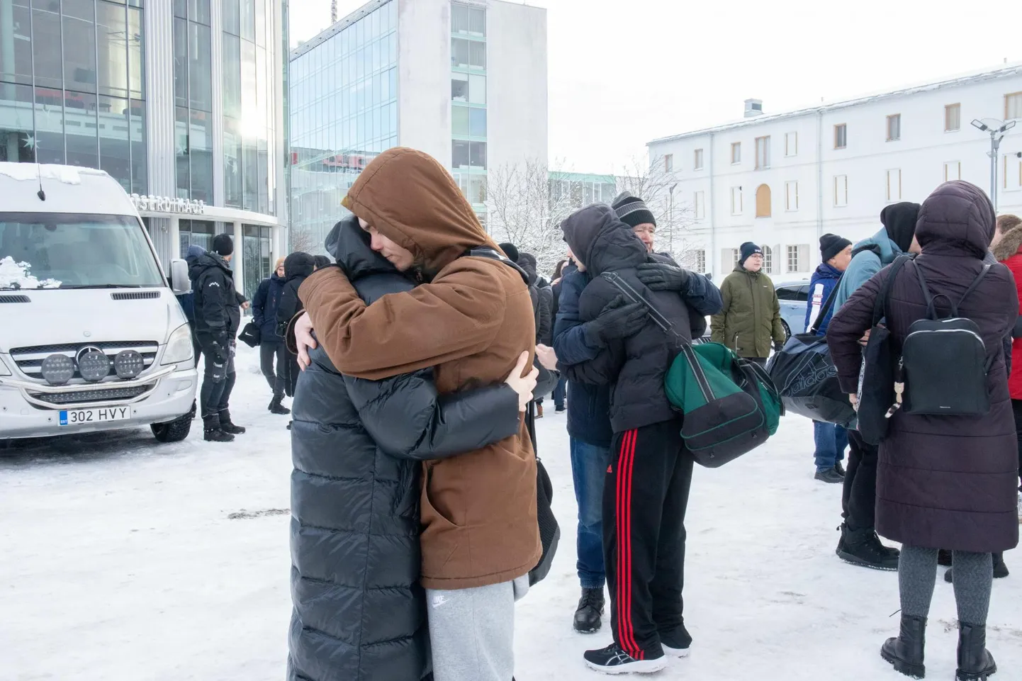 Pärnu kontserdimaja juurde oli ennelõunal kogunenud trobikond ajateenistusse suunduvaid noormehi, saatjateks vanemad, õed-vennad, sõbrad ja teised lähedased.