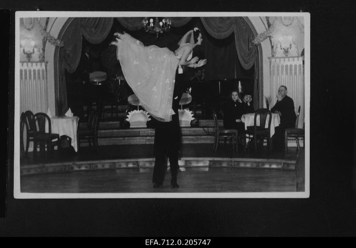 Жених и невеста танцуют в зале ресторана Astoria. 1930 год
