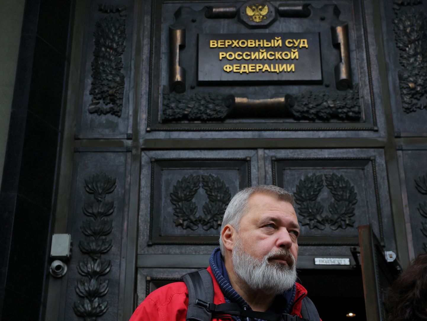 Novaja Gazeta peatoimetaja Dmitri Muratov lahkub Venemaa ülemkohtu hoonest Moskvas 15. september 2022.