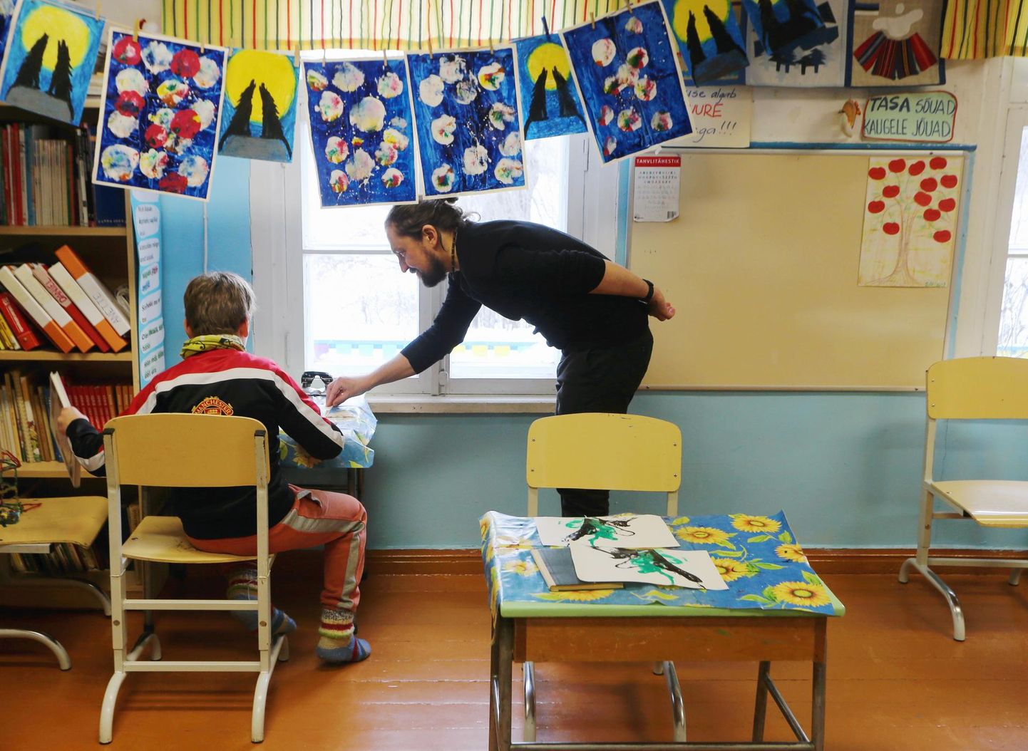 Õpetaja Karel Allikas leiab, et väikeses külakoolis on piisavalt aega pühenduda igale lapsele.