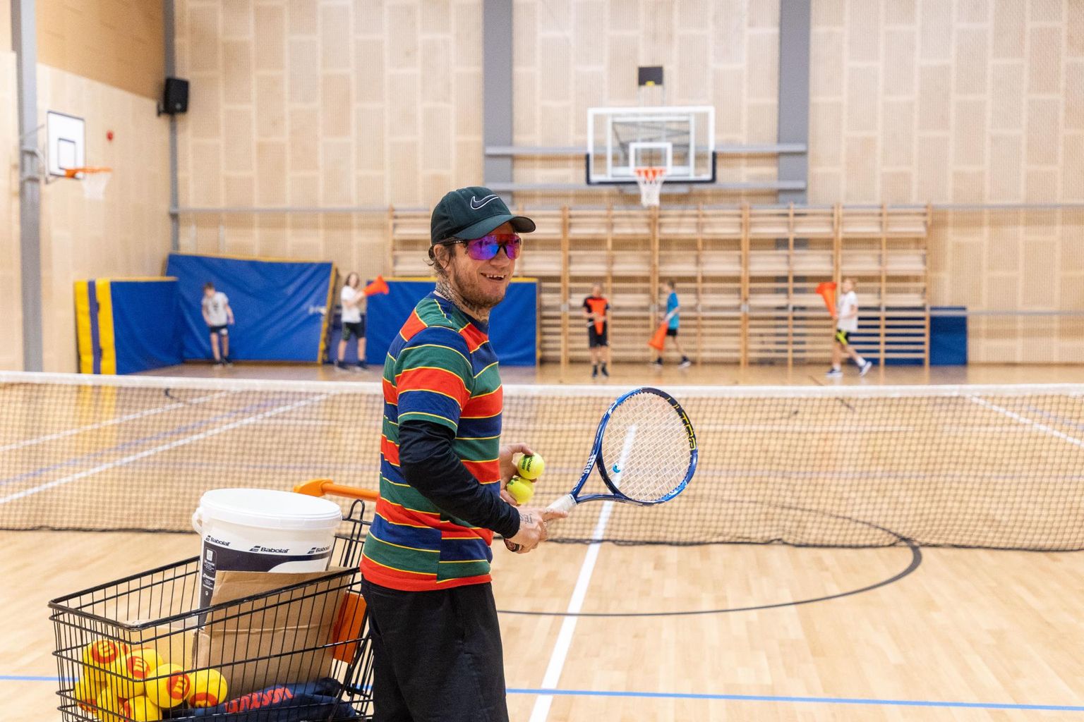 Kose tennisekooli treener Sven Tamming kiidab Paide lapsi ja noori, kes sügisest saati innukalt tennist mängima õpivad.