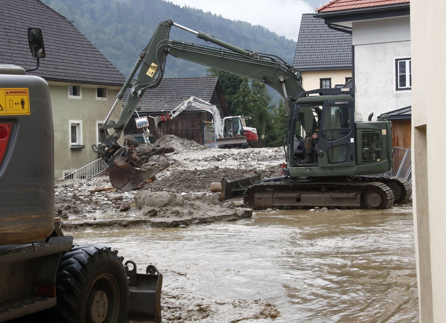 Ekskavaatorid töötamas pärast tugevat vihma Kärnteni liidumaa mägedes Villach-Landi piirkonnas.