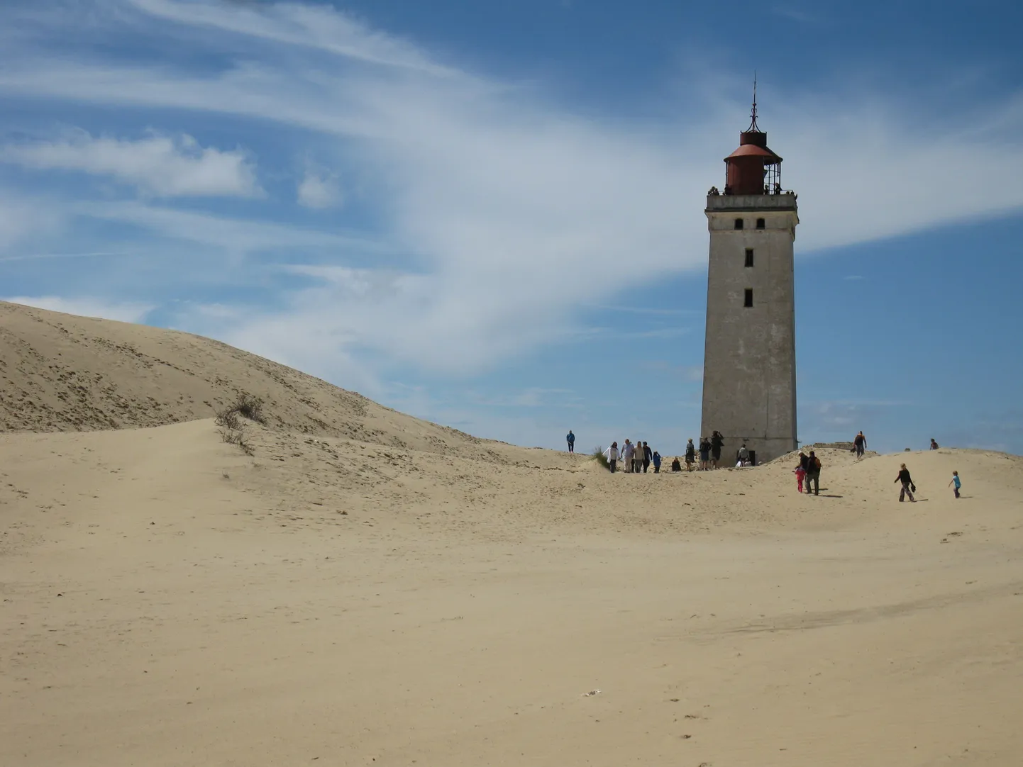 Rubjerg Knude Fyri majakas ehitati merest mitme kilomeetri kaugusele, kuid nüüd ähvardab seda lähiaastatel merre kukkumine, sest tuul lammutab liivast kallast.