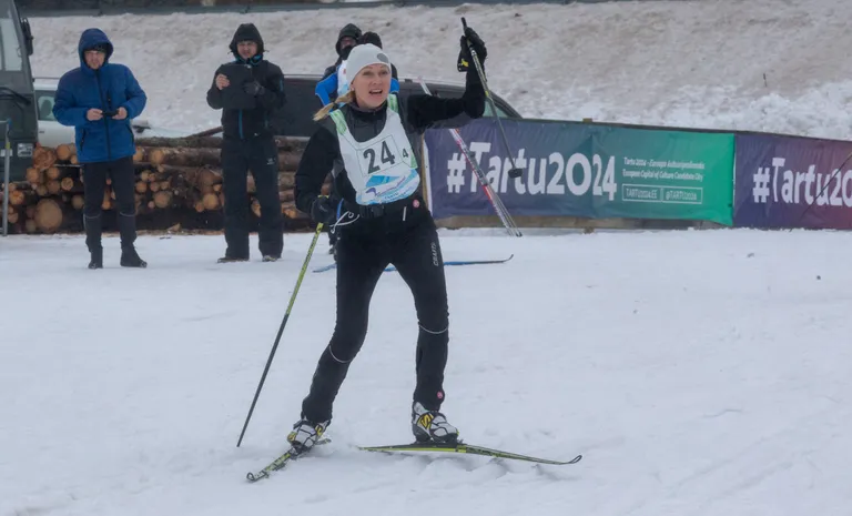 Kristina Šmigun-Vähi on mõistnud, et tõttas rajale vale suusakepiga ning pöörab ümber.