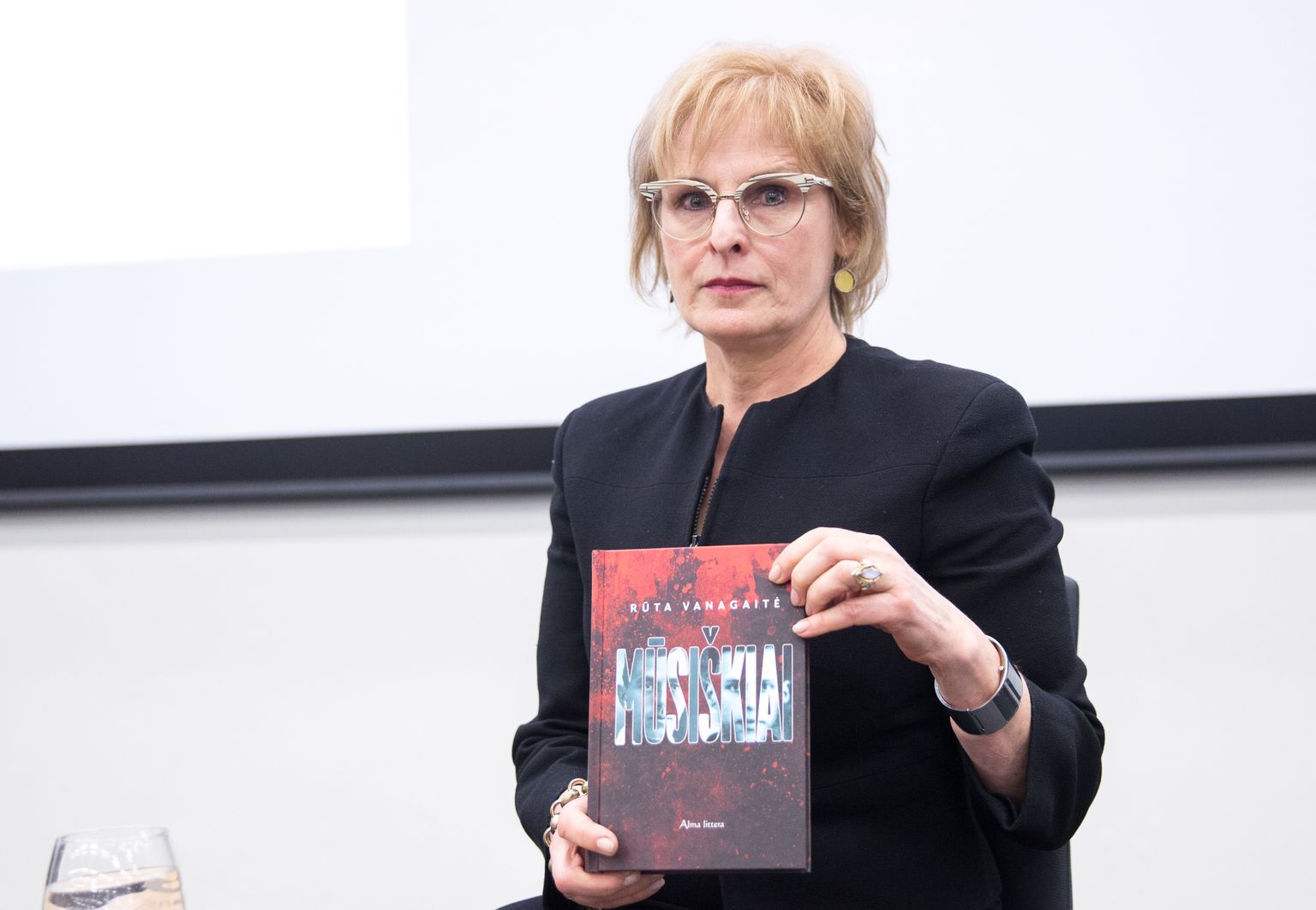 Rūta Vanagaitė esitlemas oma raamatut «Meie», mis põhjustas Leedu avaliku pahameeletormi ja korjati müügilettidelt.