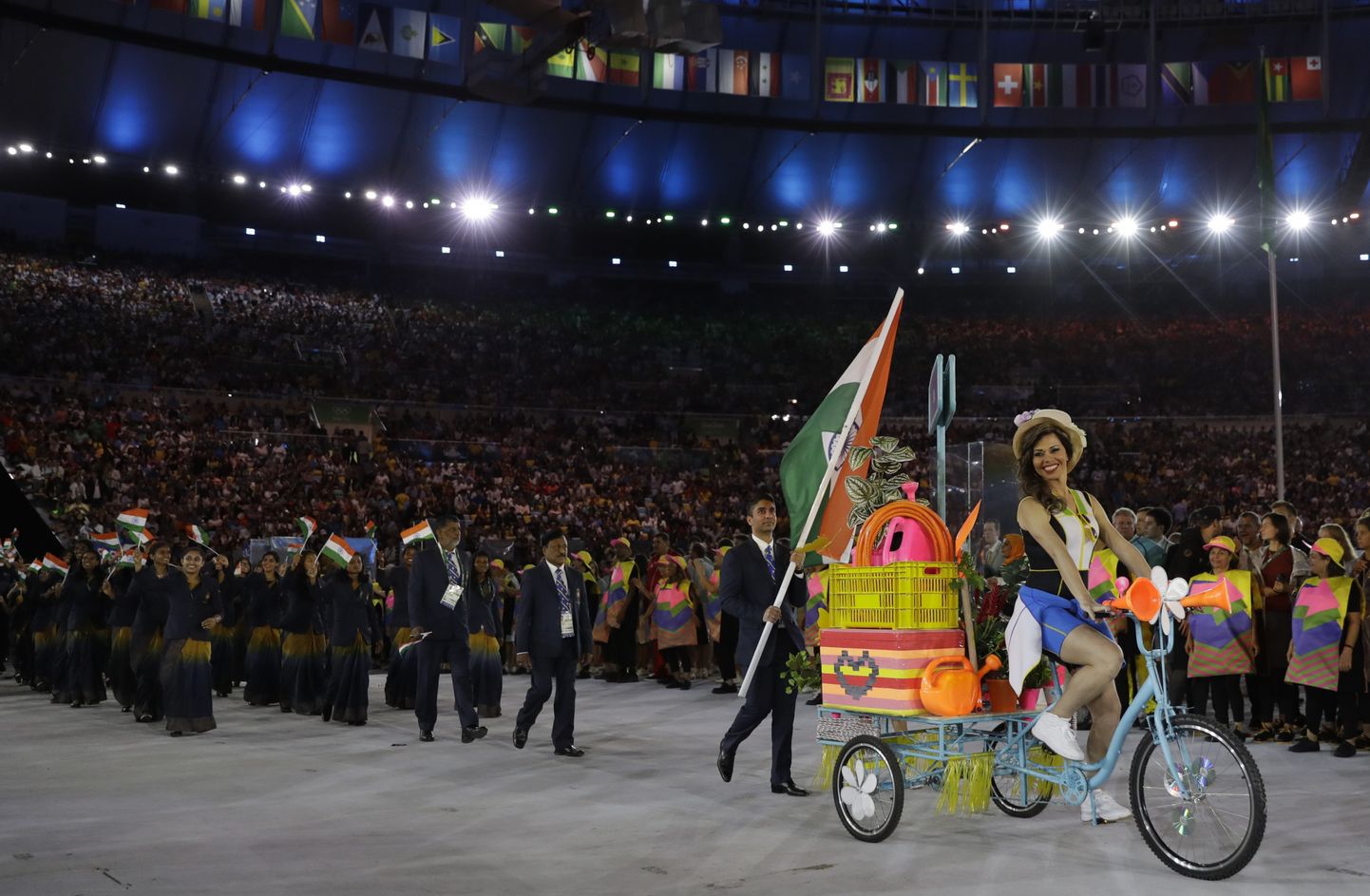 India delegatsioon sisenemas Maracana staadionile 2016. olümpiamängude avatseremoonial. Kas peagi võib see juhtuda ka nende enda kodustaadionil?