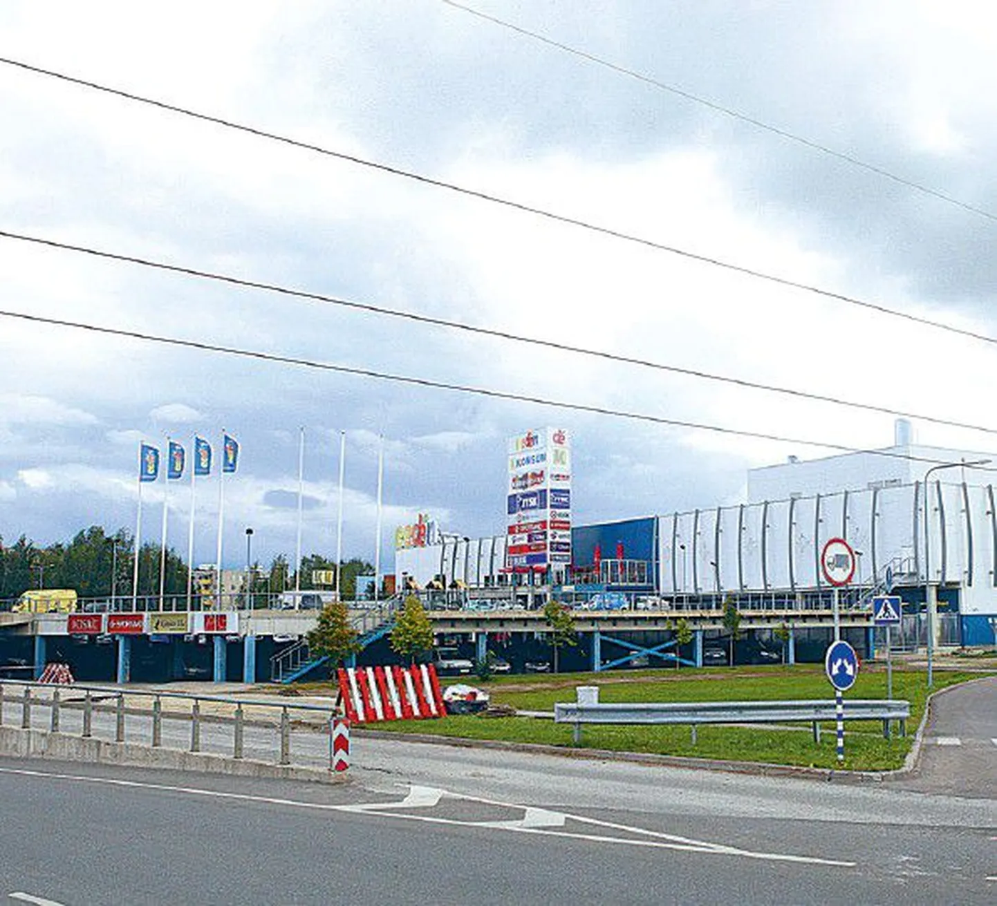 Eedeni kaubakeskuse senise korrusparkla asemele kerkib omaniku plaanide järgi sama kõrge kaubanduskeskuse laiendus kui olemasolev osa, uus neljakorruseline parkimismaja tuleb kaubanduskeskuse A. Le Coqi spordimaja poolsesse külge tühermaale.