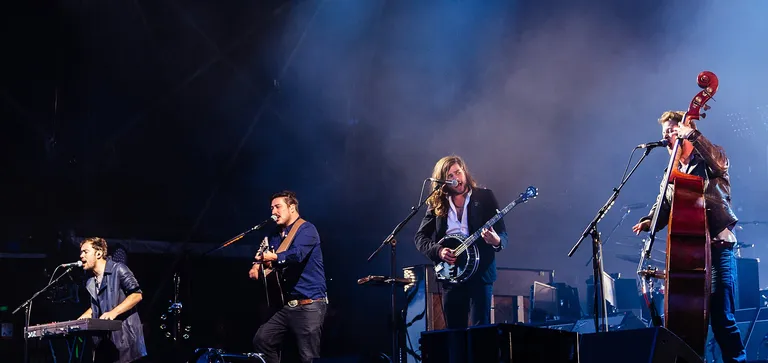 "Mumford & Sons" koncertējot 2015. gadā.