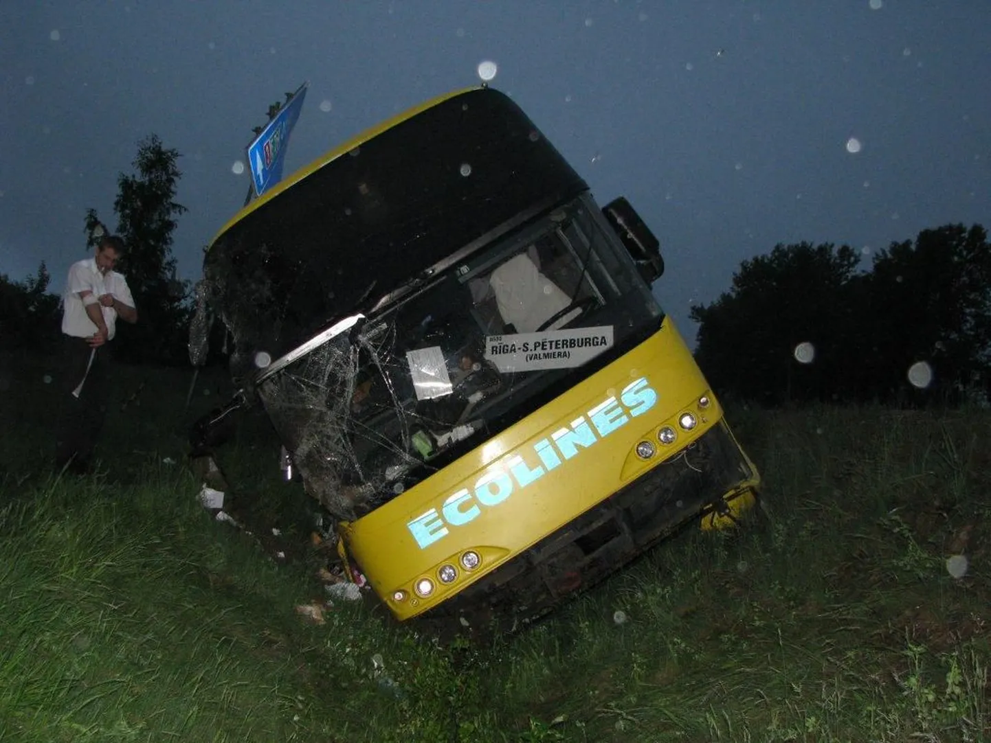 Teelt välja sõitnud buss