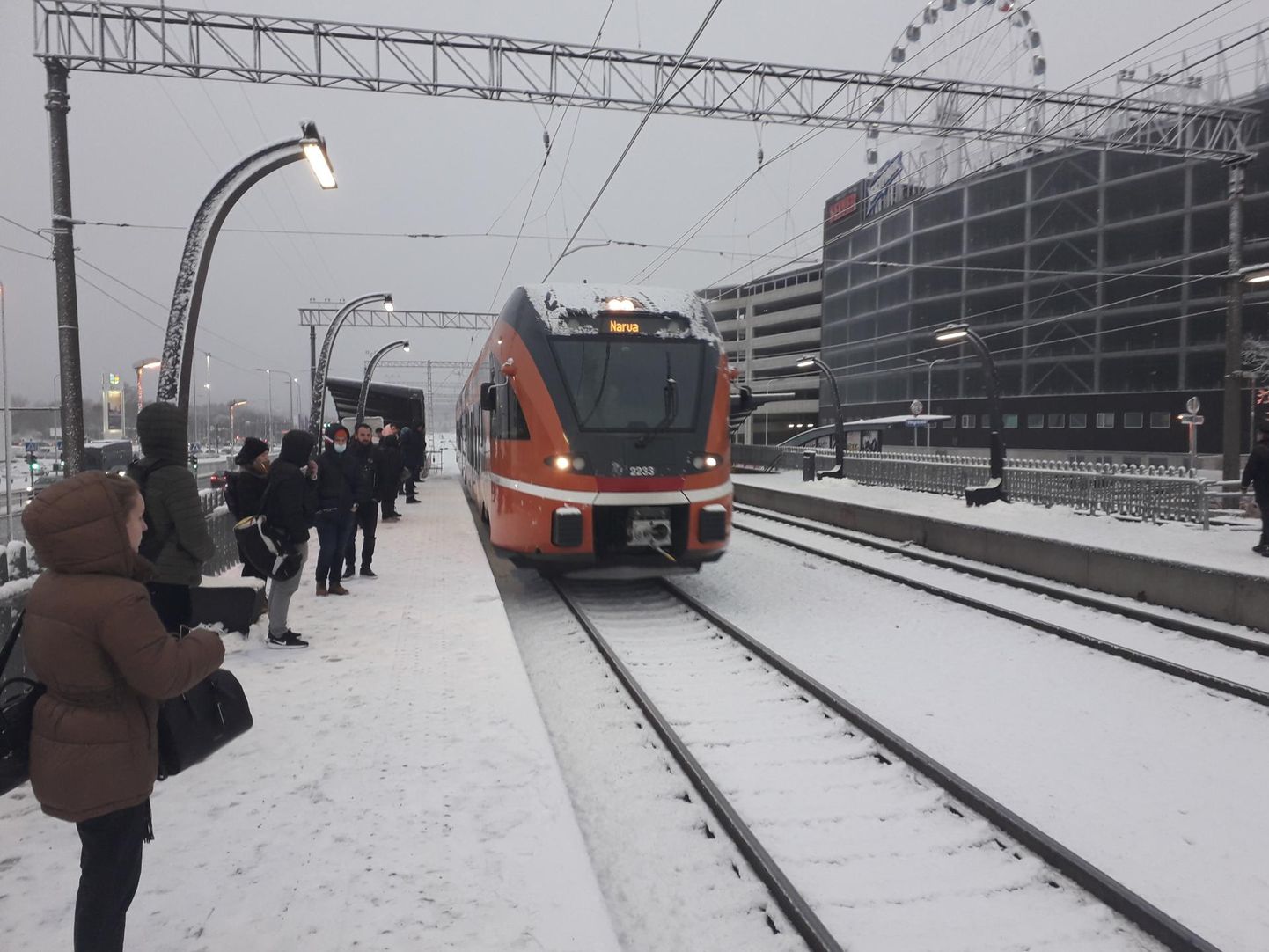 Hilinenud Tallinna–Narva rong hommikul Ülemiste jaamas.
