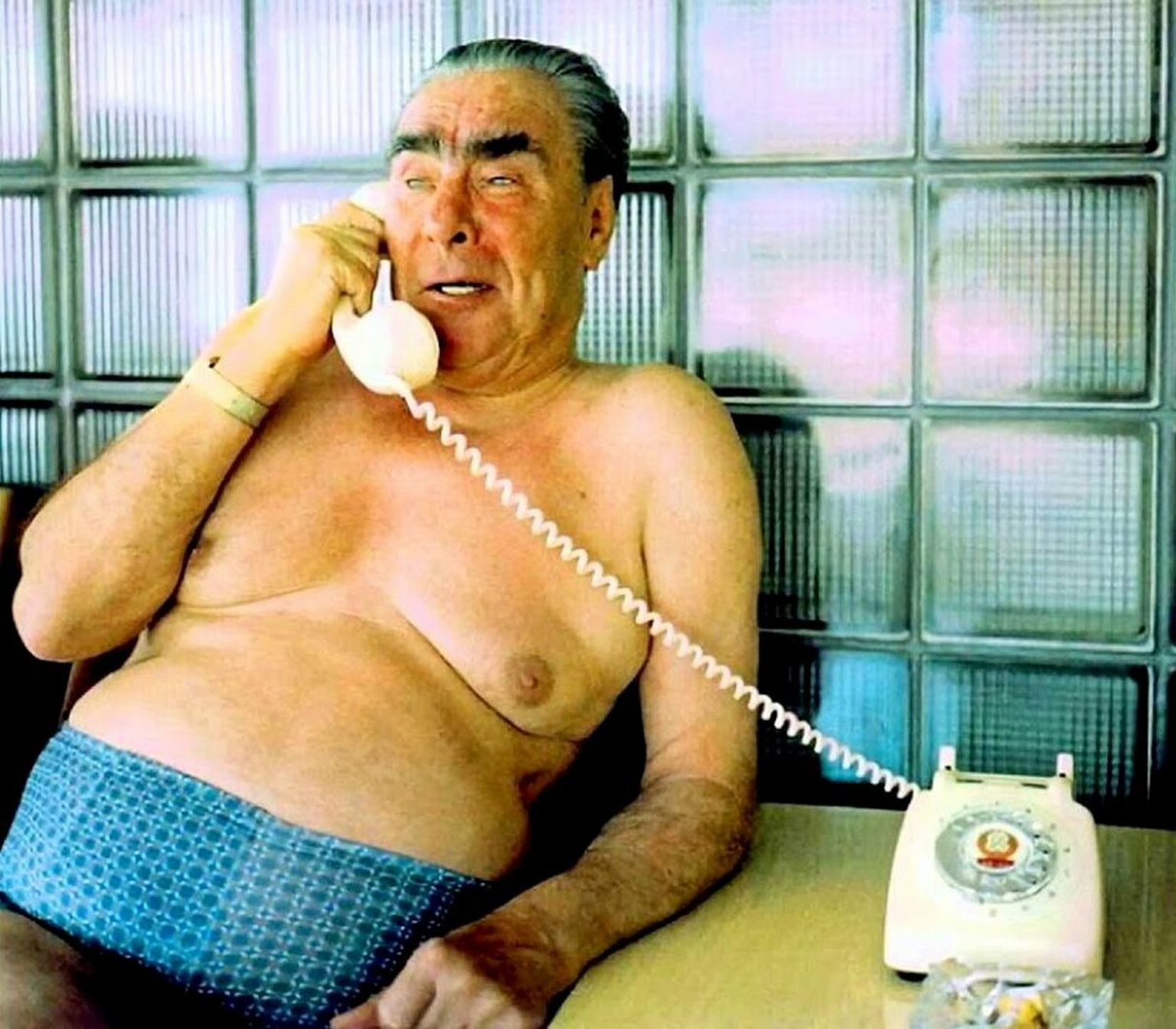 Maailma esikoomik Brežnev: ujulas telefonitsi õpetusi jagamas.