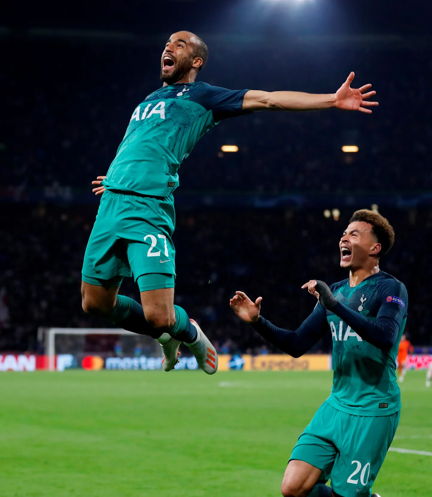 Lucas Moura tähistab koos Dele Alliga Meistrite liigas finaali pääsemist.