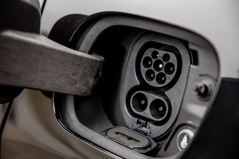 Porche Macan 4 pakub mõlemal küljel laadimispesa, paremal on tavaline, vasakul kiiraadimine.