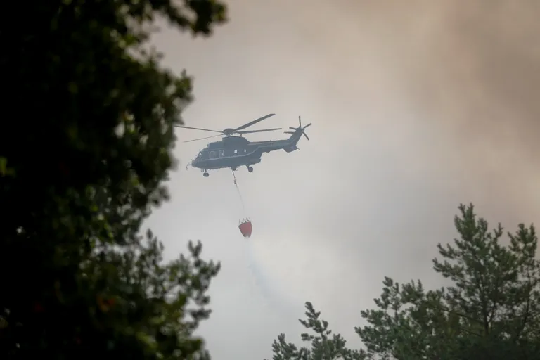 Kustutustöödeks on välja toodud helikopterid.