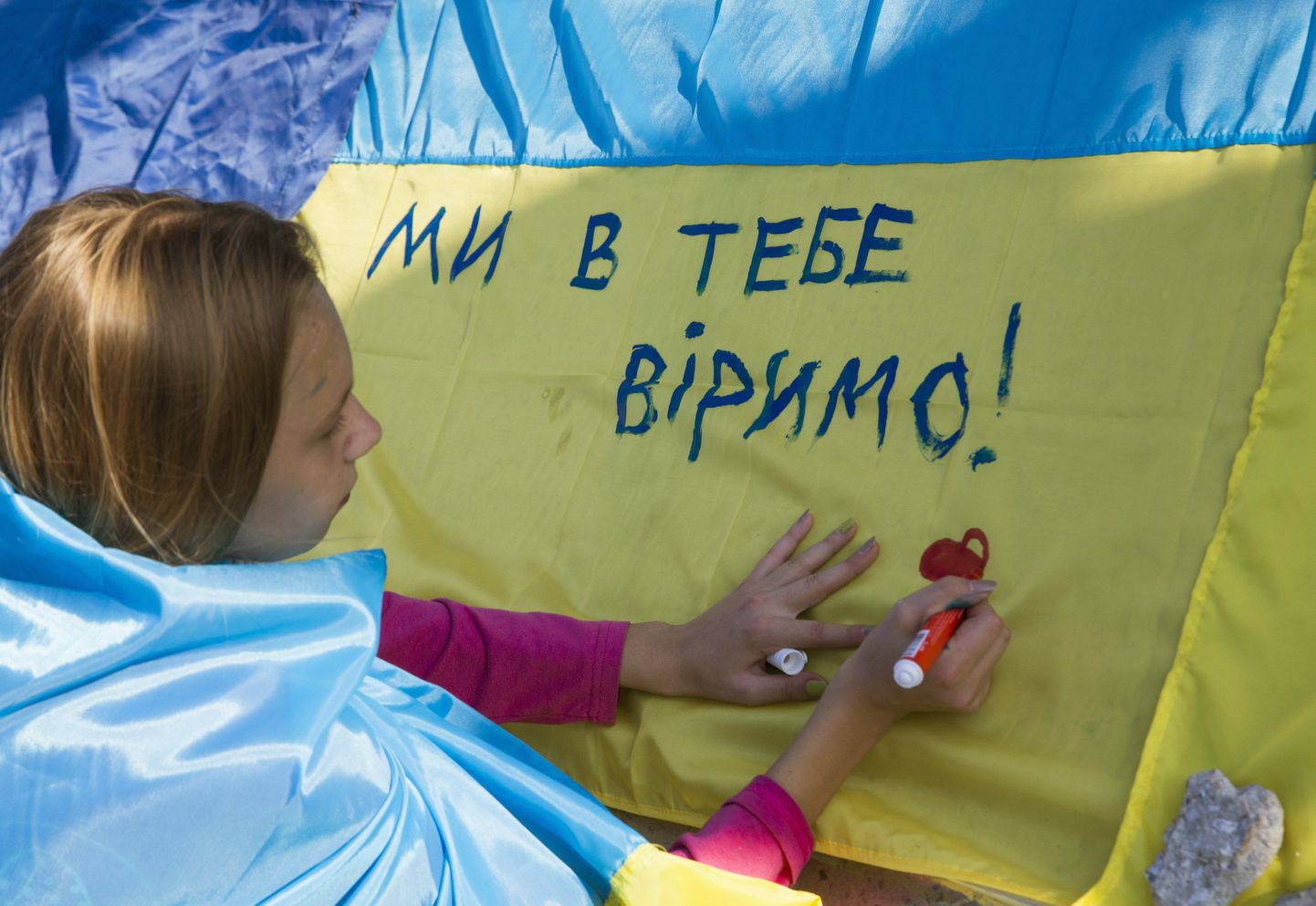«Me usume sinusse,» kirjutas see meeleavaldaja 13. septembris Mariupolis toimunud ukrainlaste meeleavaldusel lipule.
