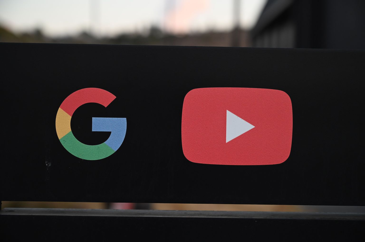 Google'i ja YouTube'i logod.